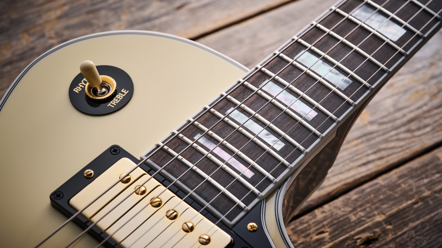 Gibson Les Paul Custom 70s in Buttercream (off-white) finish with gold hardware, block inlays and split-diamond headstock