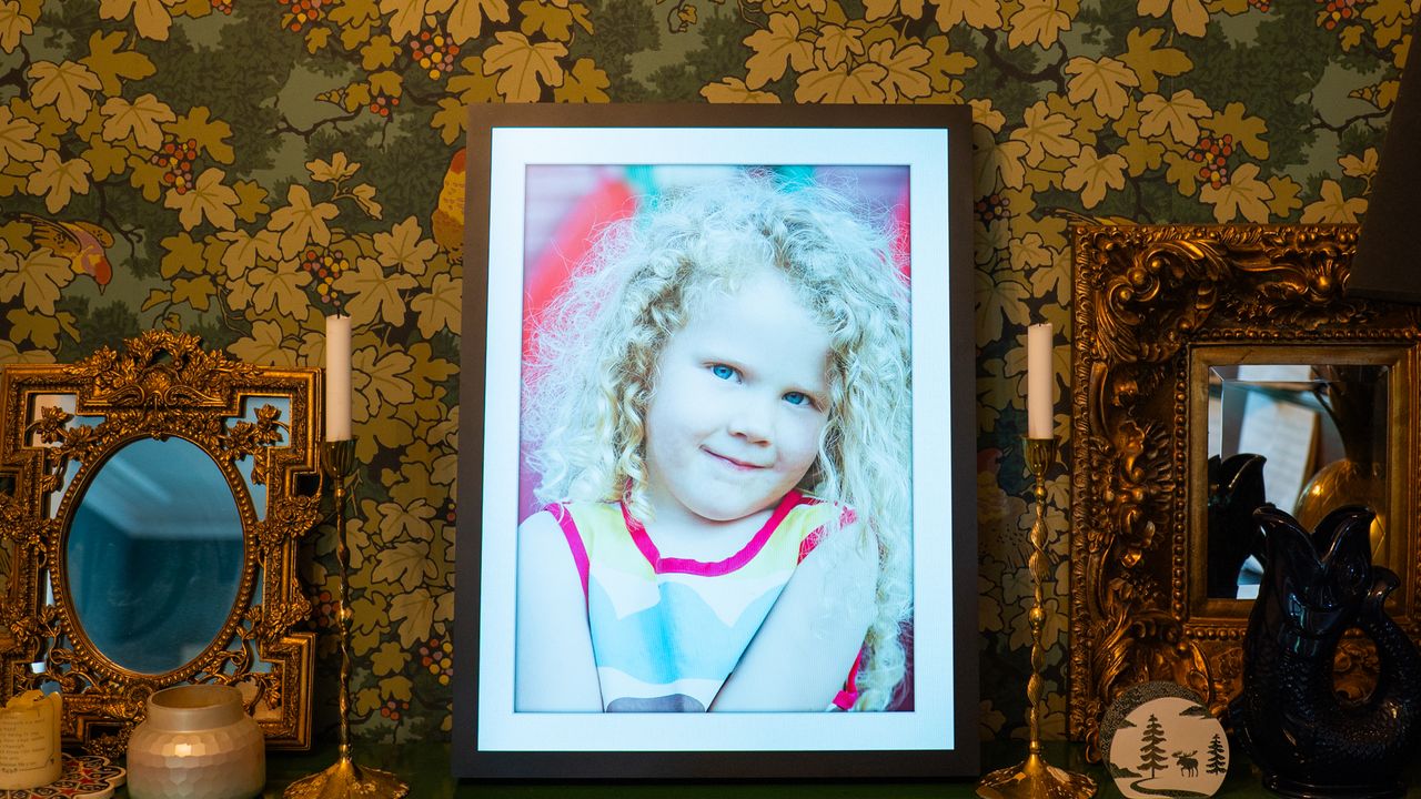 MorningBlues T2 art frame showing a photograph of a girl