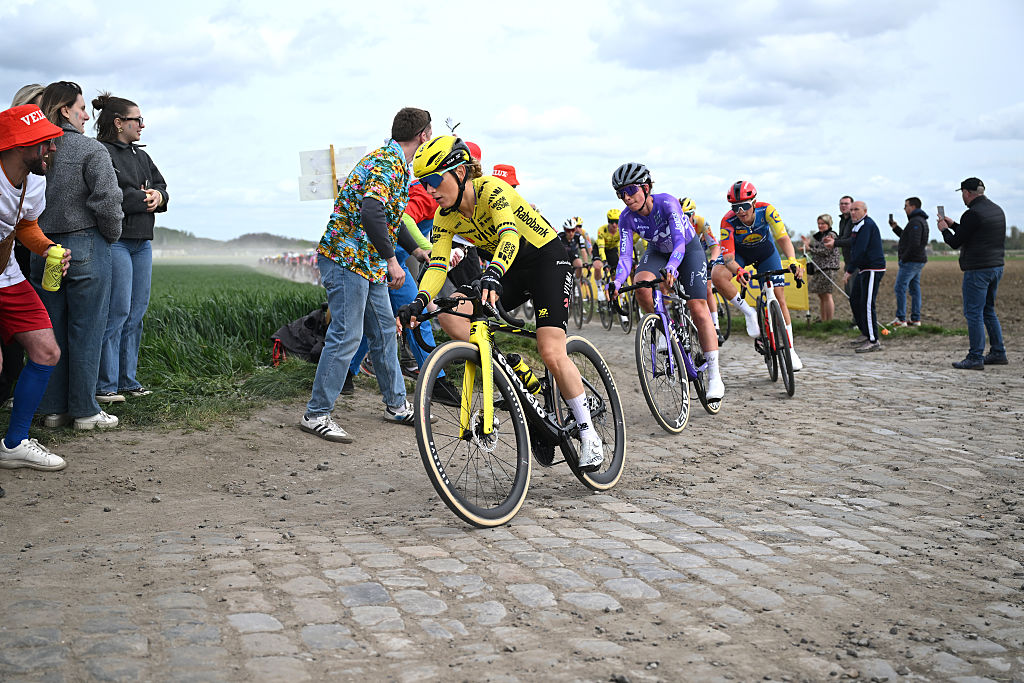 Paris-Roubaix Femmes LIVE: After the solo breakaway Rosa Kl&ouml;ser is caught the bunch is together 