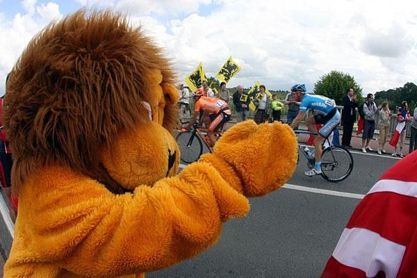 A lion, came out during the stage to cheer on the break away.