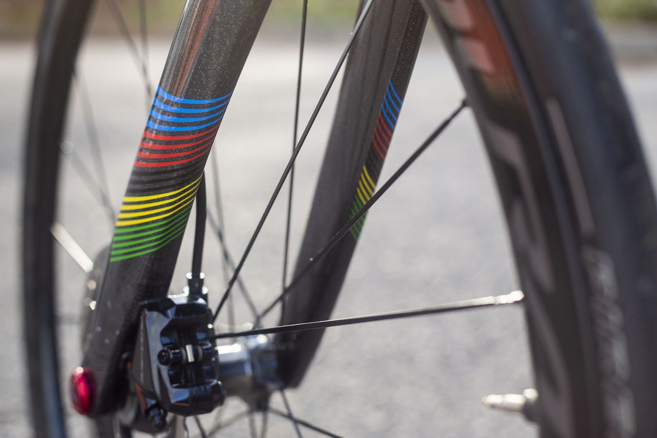 Annemiek van Vleuten's Scott Addict RC with rainbow details