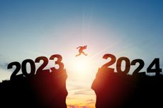 Man jumping from 2023cliff to 2024 cliff with cloud sky and sunlight. 