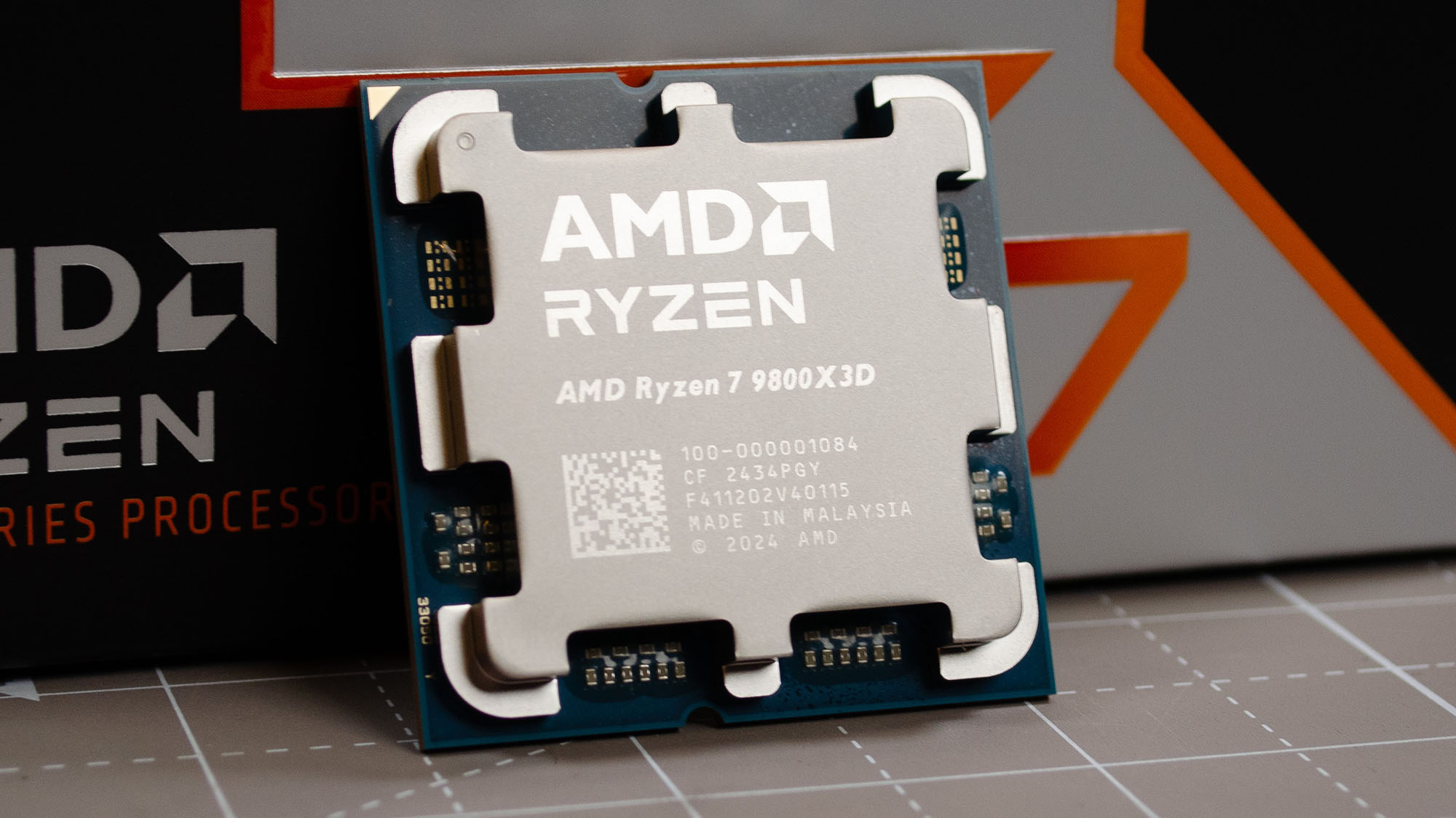 Um AMD Ryzen 7 9800X3D em uma mesa