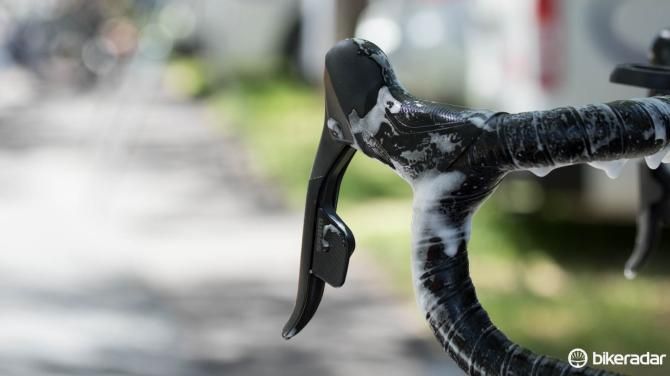 The gears are changed with a simple tap on the levers