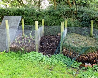 DIY chicken wire compost bin