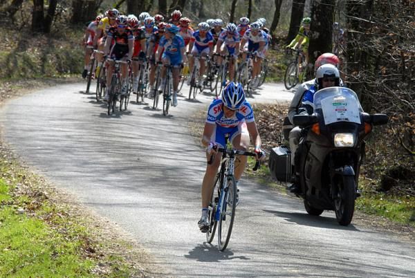 Alexandre Geniez (Skil Shimano) attacks the field.