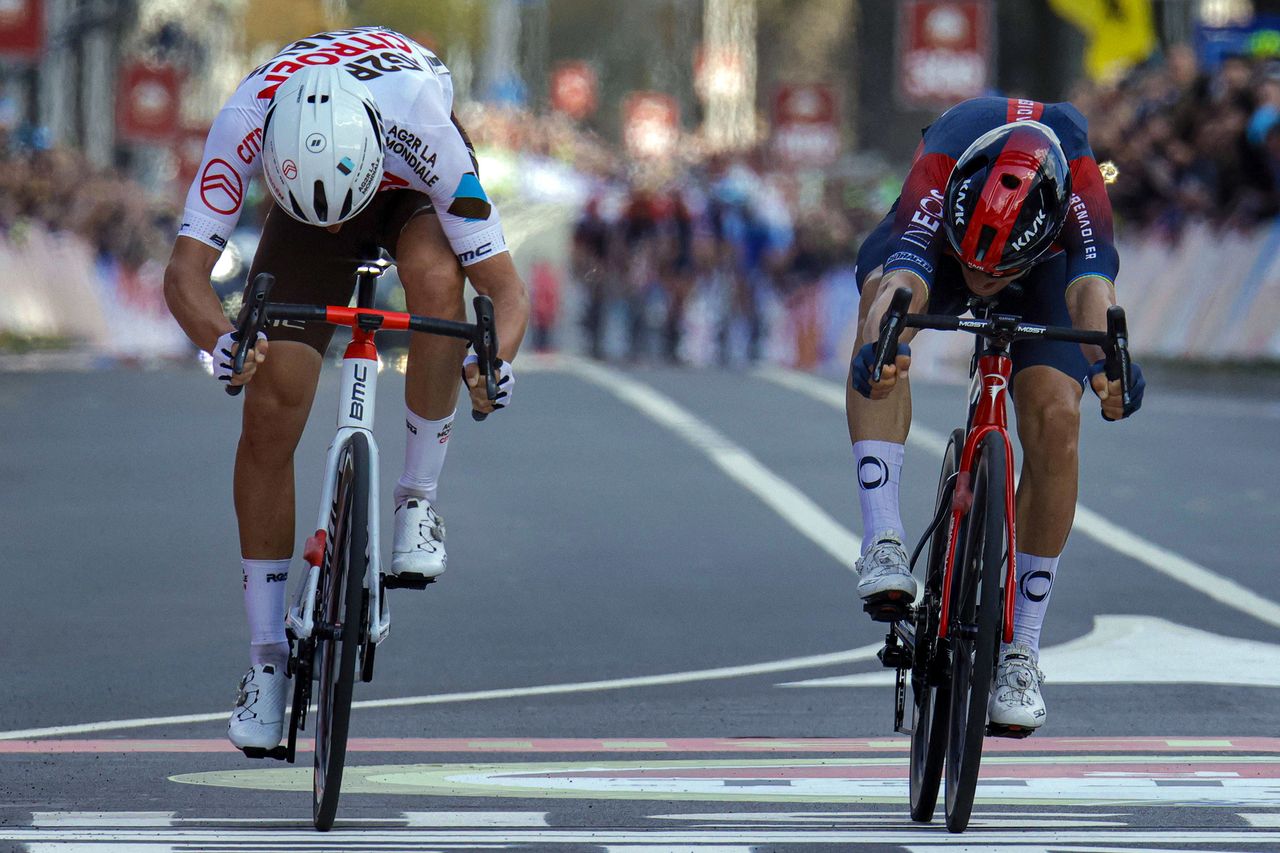 Amstel Gold Race 2022 - 56th Edition - Maastricht - Valkenburg 254,1 km - 10/04/2022 - Benoit Cosnefroy (FRA - AG2R Citroen Team) - Michal Kwiatkowski (POL - INEOS Grenadiers) - photo Davy Rietbergen/CV/SprintCyclingAgency&Acirc;&copy;2022