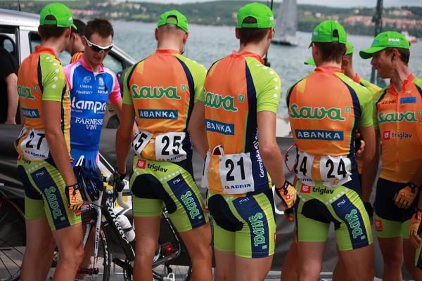 The Sava team has a pre-race conference.