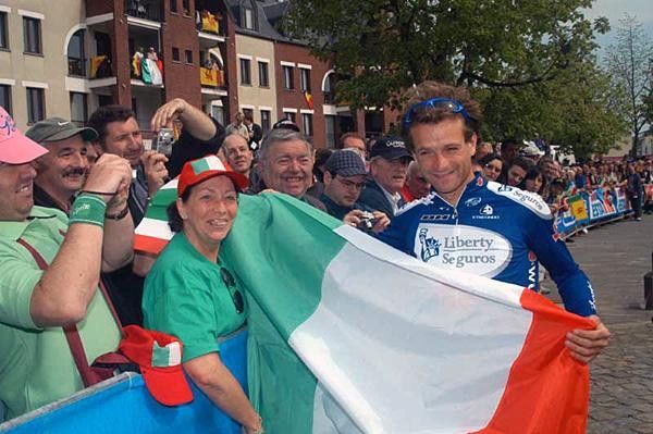 Michele Scarponi (Liberty Seguros) and a fan