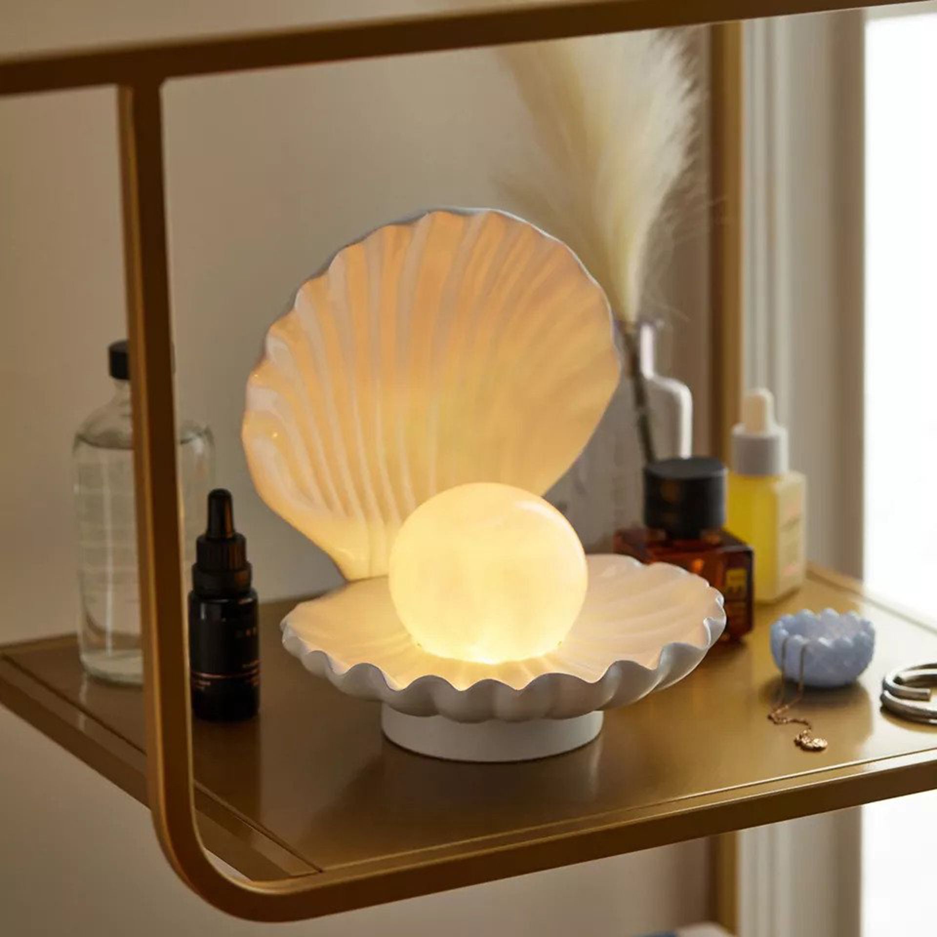 Lampu meja Shell dari Urban Outfitters
