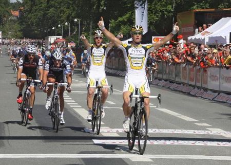 Mark Renshaw (HTC-Columbia) takes the stage ahead of Matt Goss