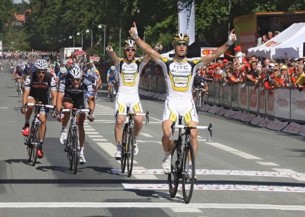 Mark Renshaw (HTC-Columbia) takes the stage ahead of Matt Goss