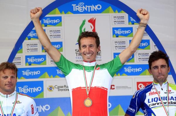 Franco Pellizotti models his new jersey, the Italian champion's