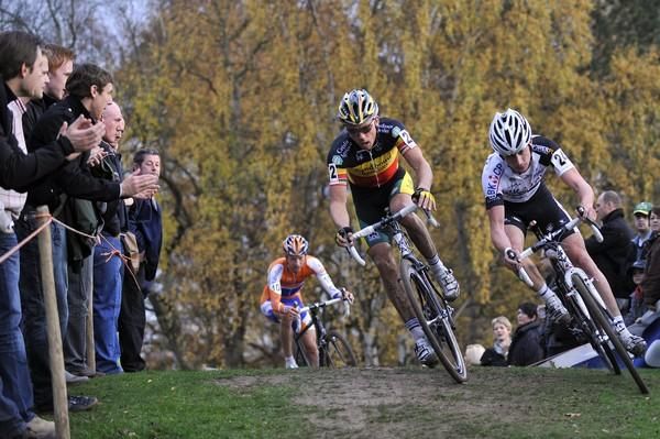 Sven Nys (Landbouwkrediet-Colnago) chases back from mid-pack after rolling a tire.
