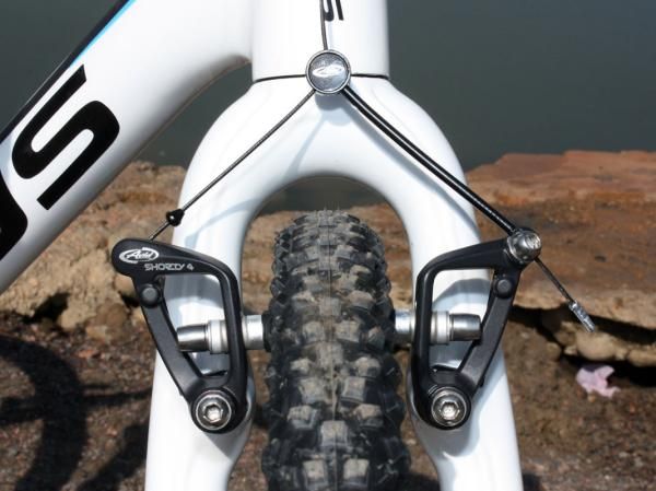 There's a finger's worth of room around the stock 700x35c Schwalbe Rocket Ron clinchers with even more space on tap when running more typical 32mm-wide tires