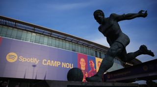 2023年2月16日，西班牙加泰罗尼亚巴塞罗那，在欧联杯淘汰赛对阵曼联的首回合比赛前，巴塞罗那主场诺坎普球场的外部景观。