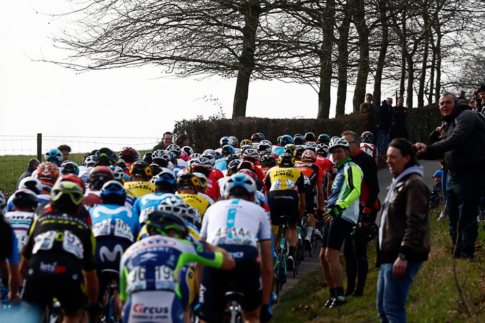 The 2018 Gent-Wevelgem peloton climbs