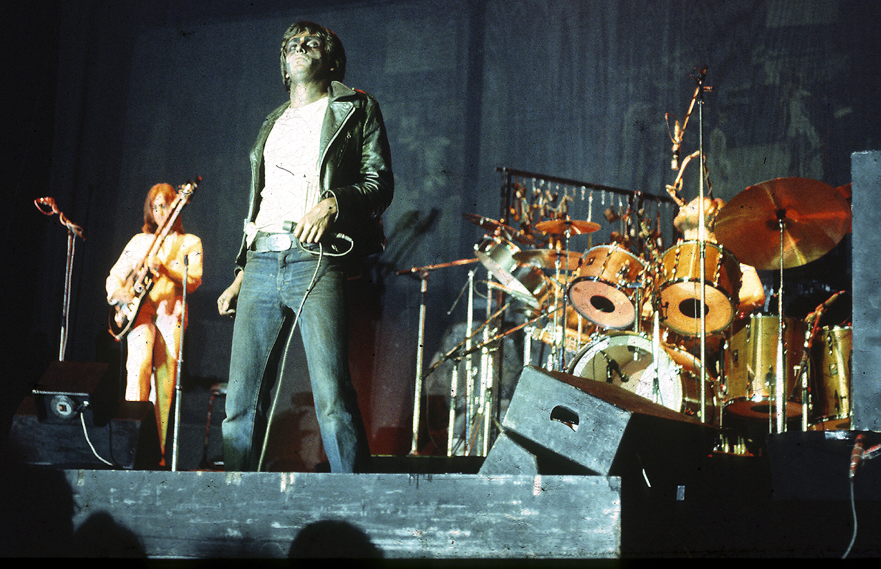 Genesis, Peter Gabriel, Phil Collins, Vorst/Nationaal, Brussels, Belgium, 12th April 1975. (Photo by Goedefroit Music/Getty Images)