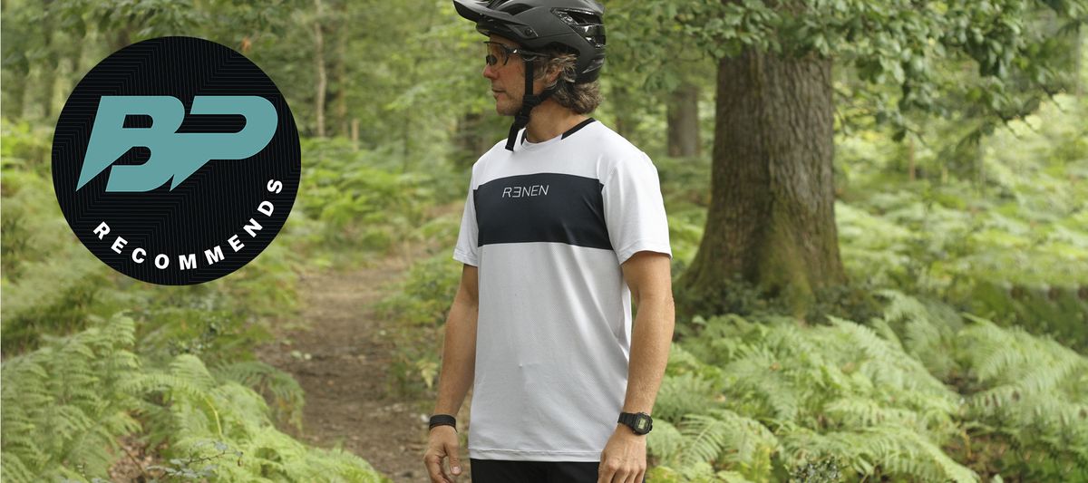 Renen Flow MTB jersey being worn by a model by a mtb trail