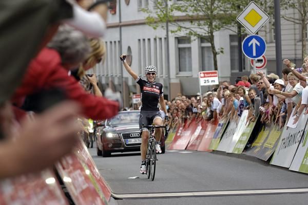 Iris Slappendel (Cerv&eacute;lo Test Team) soloed to victory on stage six.