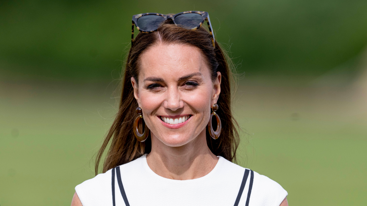 Kate Middleton assiste à la Royal Charity Polo Cup dans la robe midi blanche la plus chic