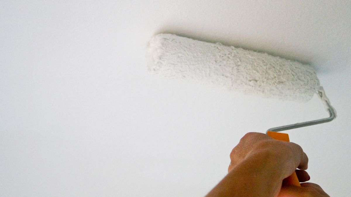 How to paint a ceiling | Real Homes
