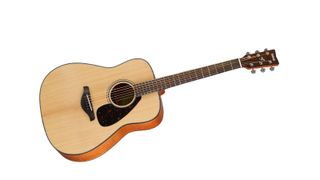 Les meilleures guitares acoustiques : Yamaha FG800 avec touche en noyer