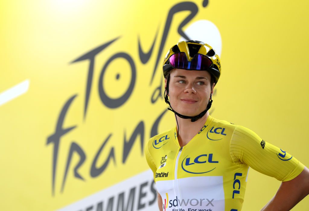 Lotte Kopecky wears the yellow leader&#039;s jersey at the Tour de France Femmes 2023