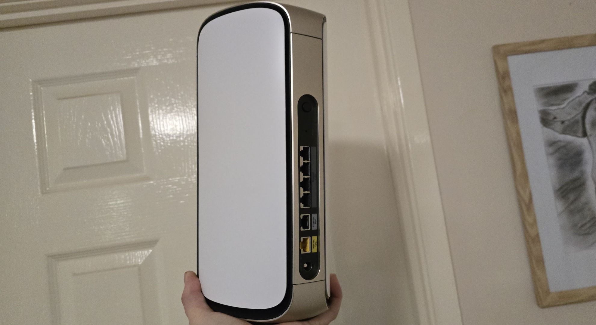 Un Netgear Orbi 970 visto desde atrás