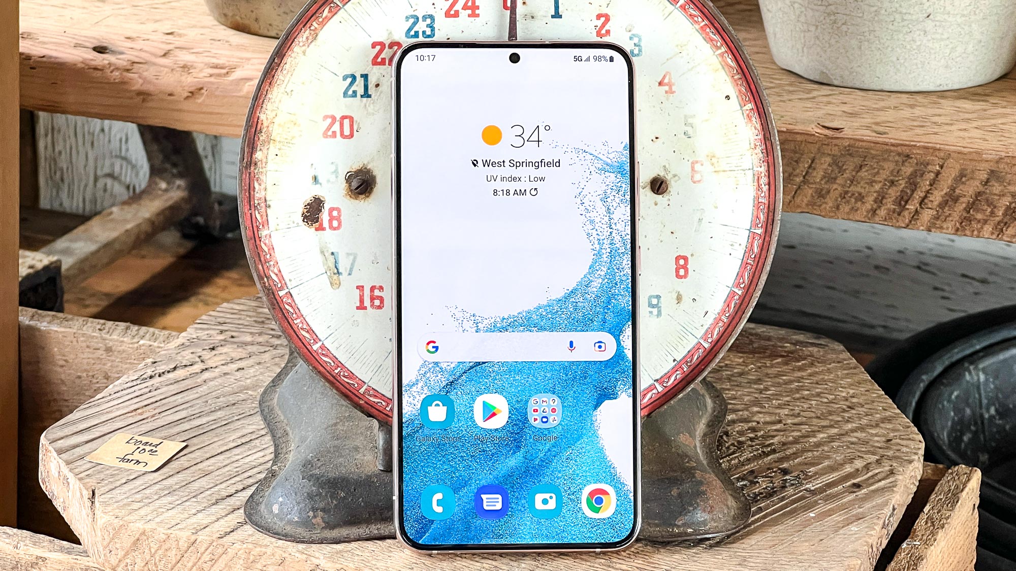 Galaxy s22 plus view on old kitchen scale