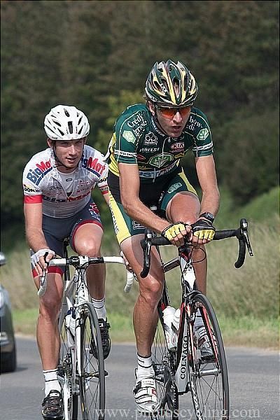 Dirk Bellemakers (Landbouwkrediet) and Jonathan Thire (Big Mat-Auber 93) on the attack.