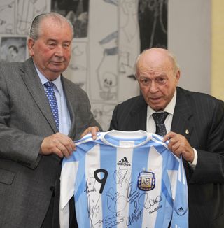 Argentine legend Alfredo Di Stefano handed a signed Argentina shirt by former AFA president Julio Grondona in 2009.