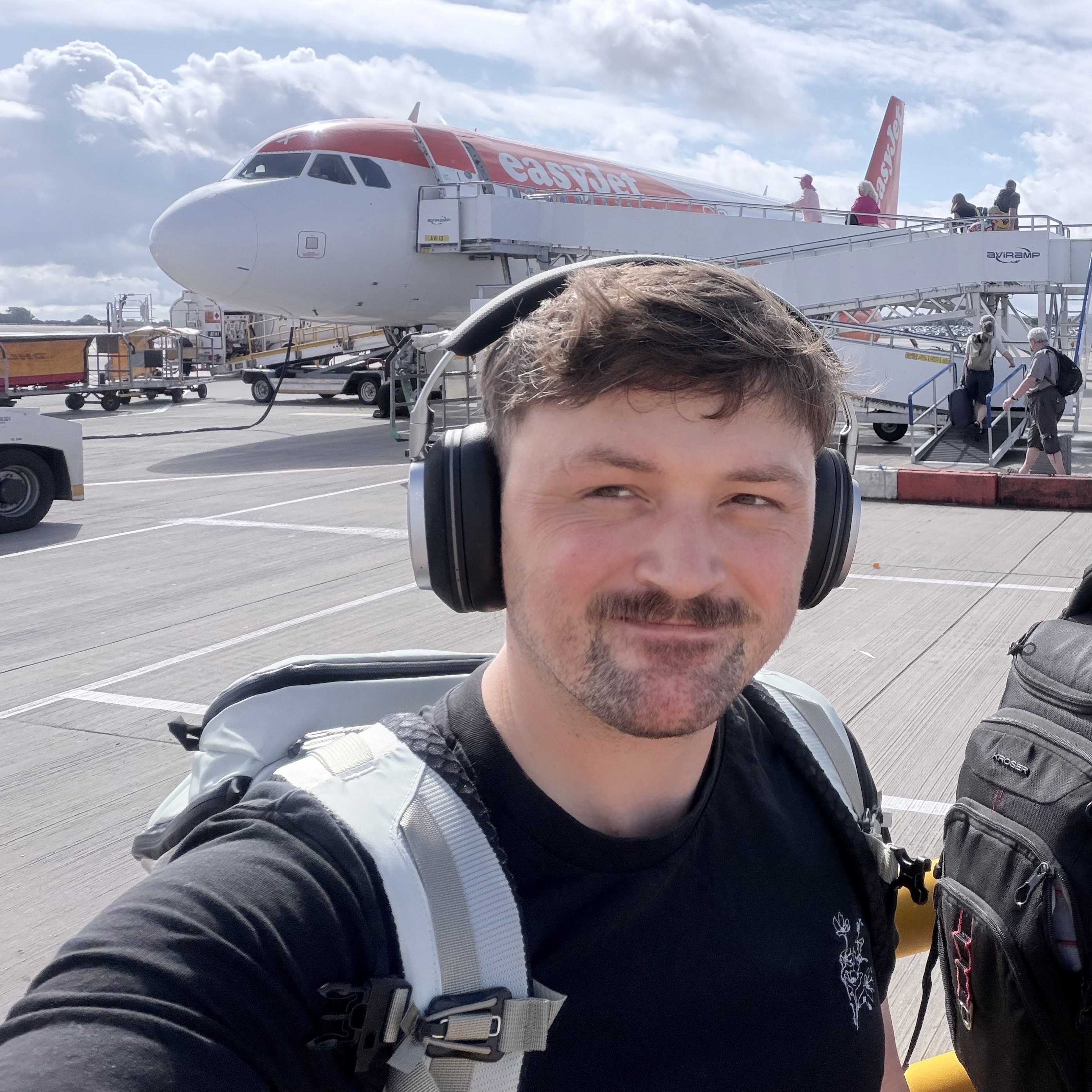 Senior Editor Pete Wolinski wearing the Noble FoKus Artemis and Yeti Skala backpack, about to board an EasyJet flight