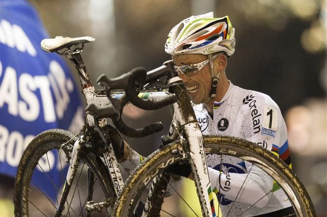 Sven Nys's time on Colnago bicycles came to an end at Superprestige Diegem. The world champion had enough of a victory margin to dismount prior to the finish line and walk across in first place while paying tribute to the Italian bicycle manufacturer.