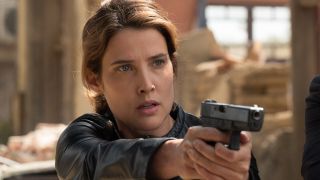 Cobie Smulders zielt als Maria Hill mit einer Waffe in Spider-Man: Far From Home
