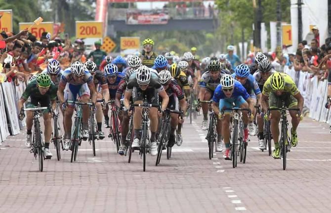The sprint opens up for stage 8 at the Tour de Langkawi