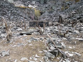 Bir drone ile fotoğraflanan bir dağ manzarası