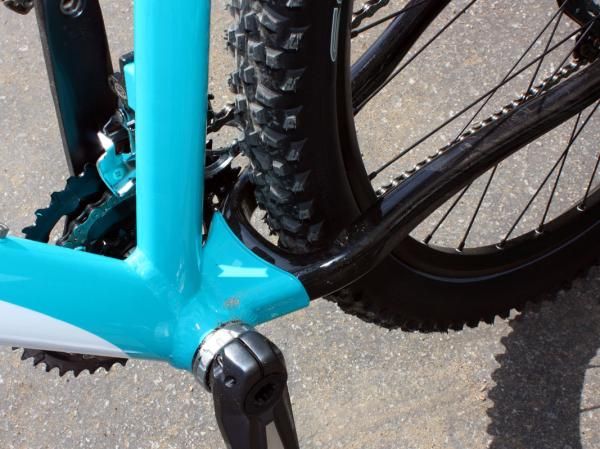 The chain stays bond to the front triangle at a beefy wishbone joint for stiffness - but it also provides a big shelf for collecting mud.