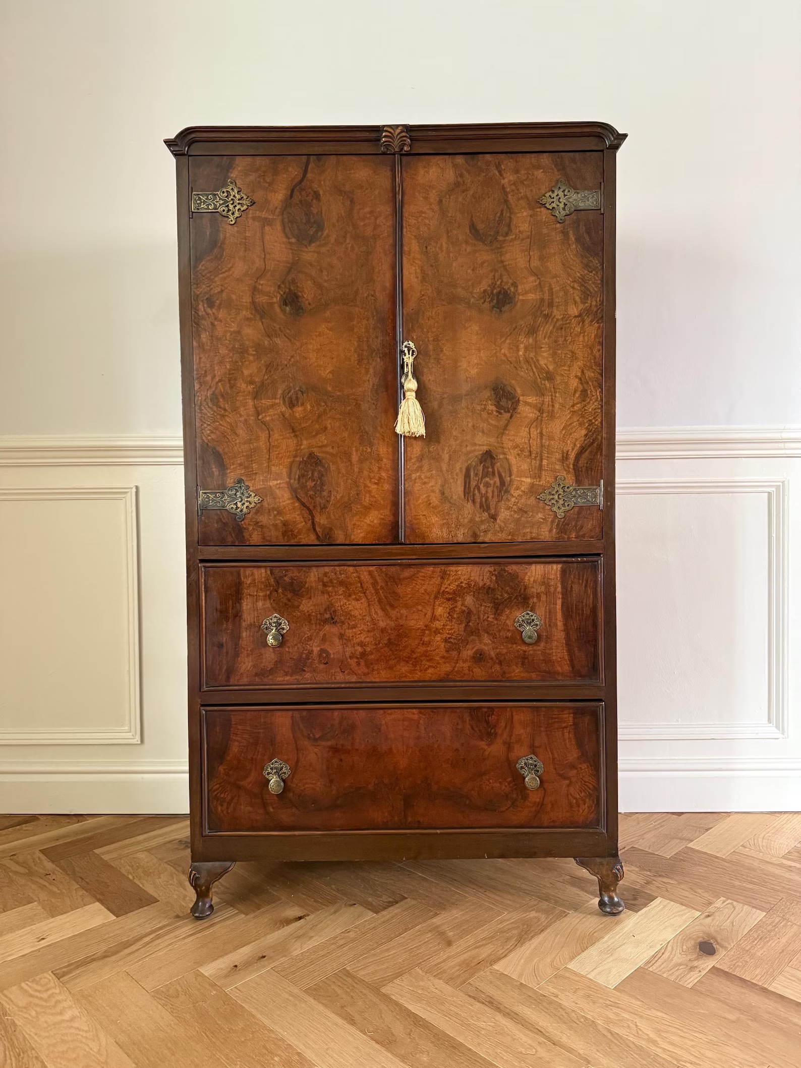 Antiga e deslumbrante Burr Walnut Linen Press