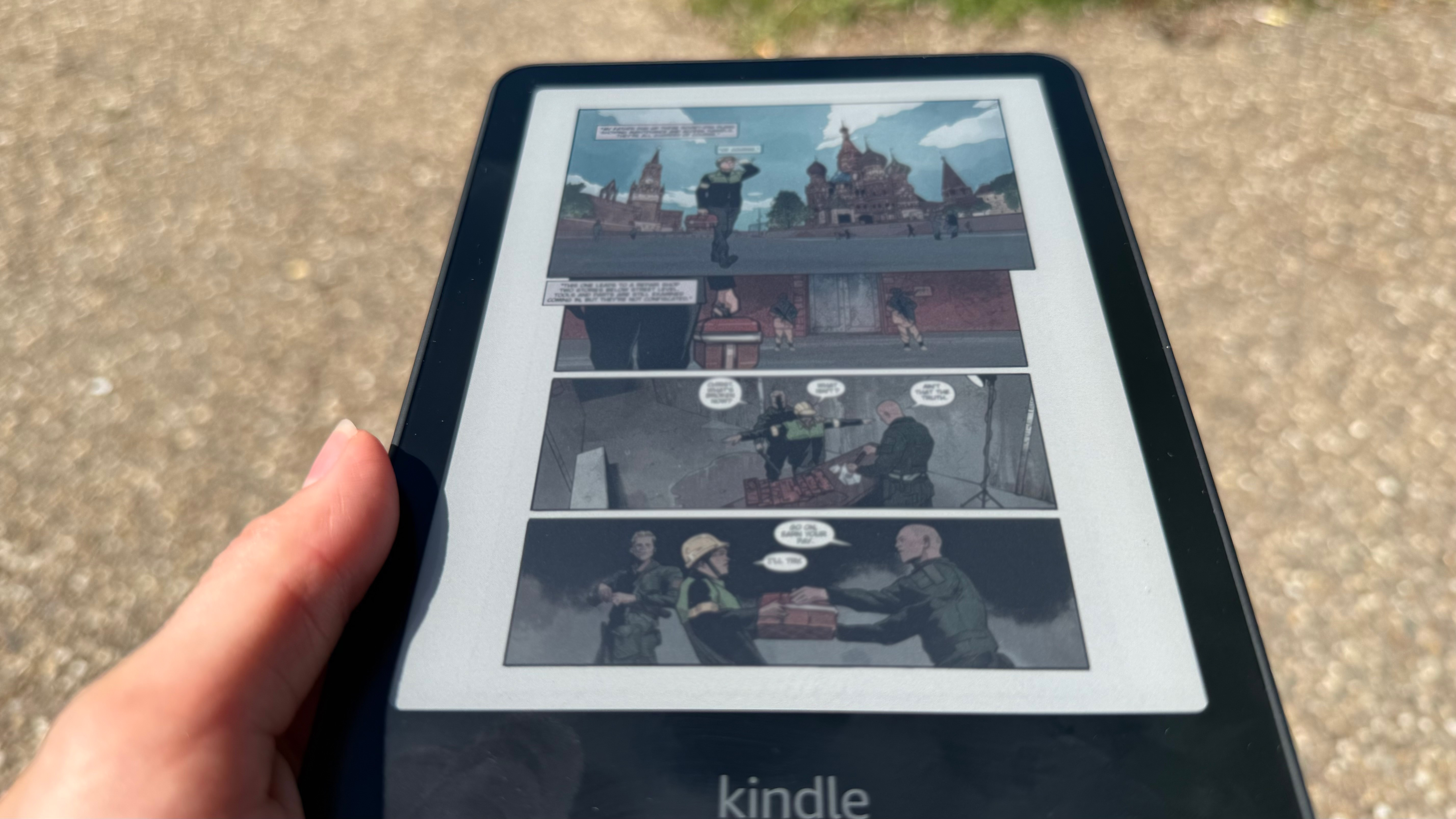 Kindle Colorsoft 2026 در زیر نور مستقیم خورشید عکاسی شده است