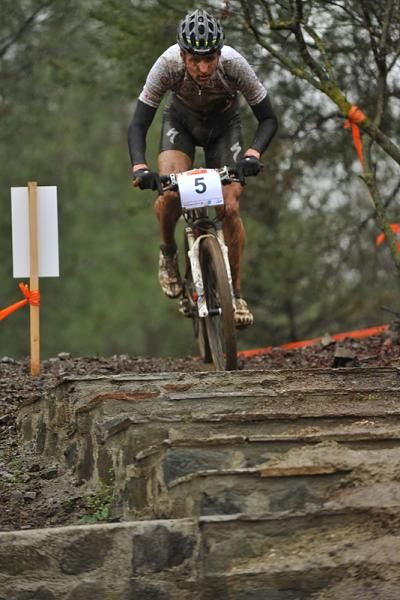 Jaroslav Kulhavy (Rubena Birell Specialized) rides some stairs.