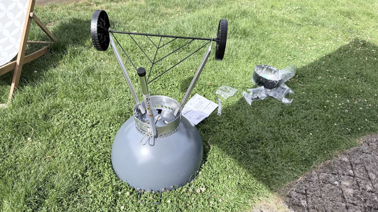 The Weber Master-Touch being assembled
