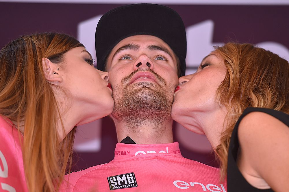 Tom Dumoulin spends another day in the maglia rosa