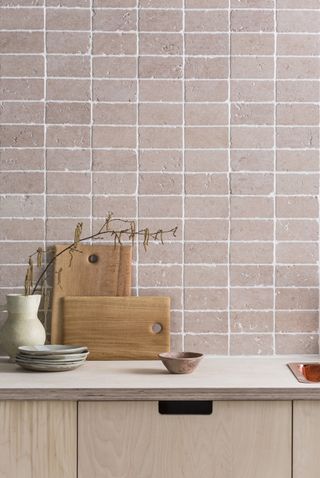 Backsplash rustic tiles in a wood kitchen by Mandarin Stone