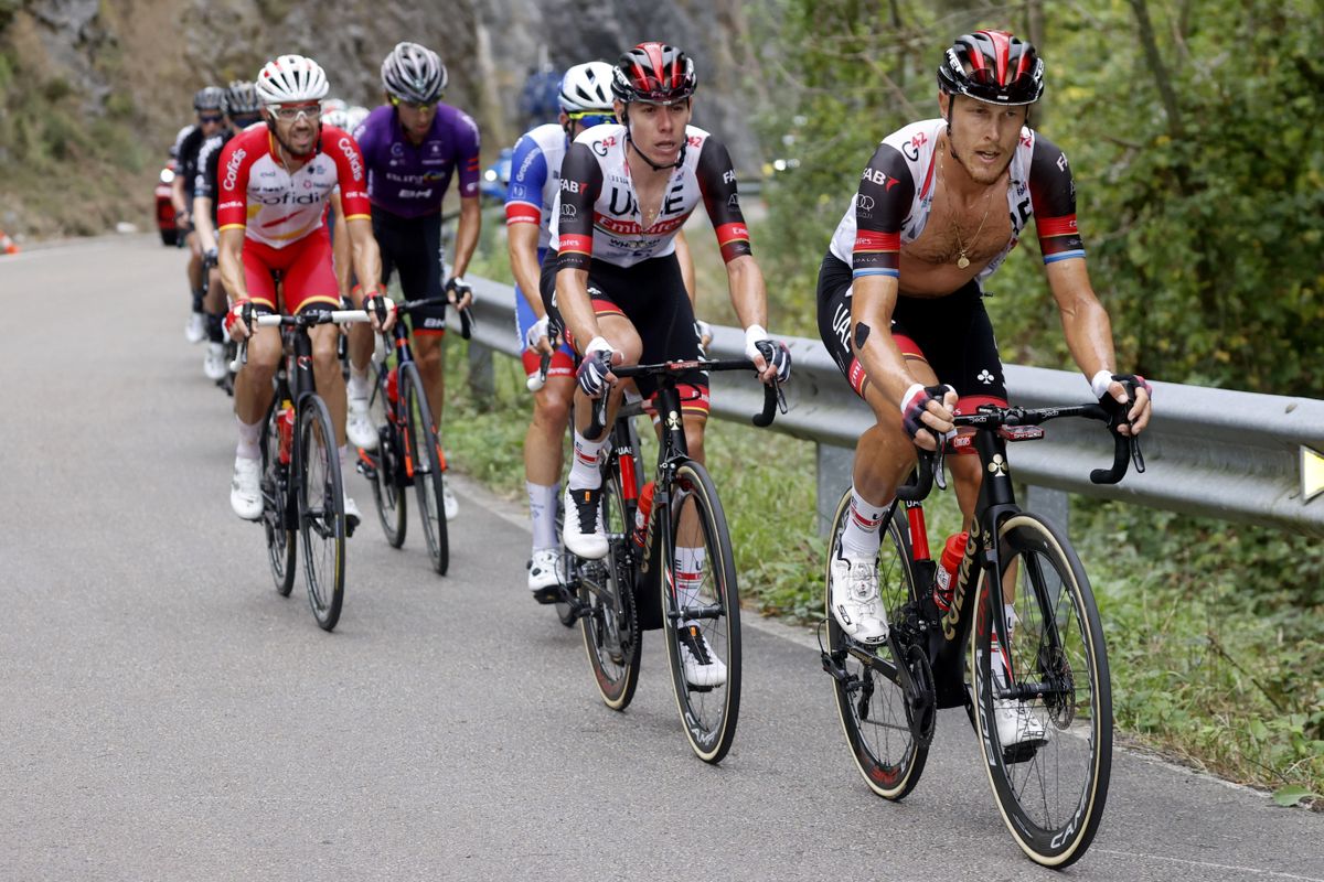 Vuelta Espana 2021 - 76th Edition - 17th stage Unquera - Lagos de Covadonga 185,8 km - 01/09/2021 - Matteo Trentin (ITA - UAE Team Emirates) - David De La Cruz (ESP - UAE Team Emirates) - photo Luis Angel Gomez/BettiniPhoto&Acirc;&copy;2021