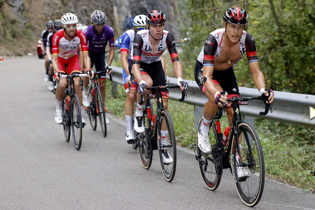 Vuelta Espana 2021 - 76th Edition - 17th stage Unquera - Lagos de Covadonga 185,8 km - 01/09/2021 - Matteo Trentin (ITA - UAE Team Emirates) - David De La Cruz (ESP - UAE Team Emirates) - photo Luis Angel Gomez/BettiniPhoto&Acirc;&copy;2021