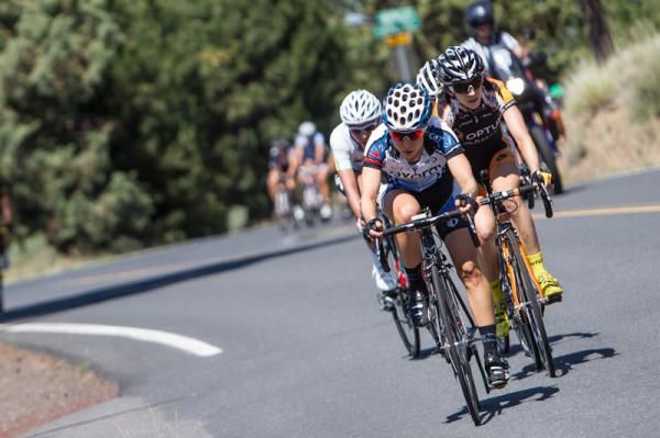 Things start to split up at the front of the race.