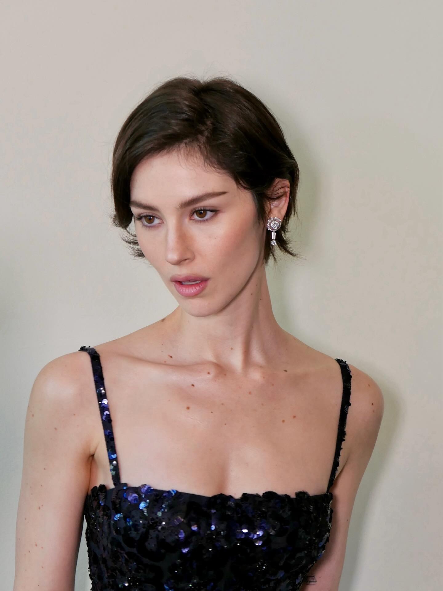 Gracie Abrams with a cropped elfin bob haircut