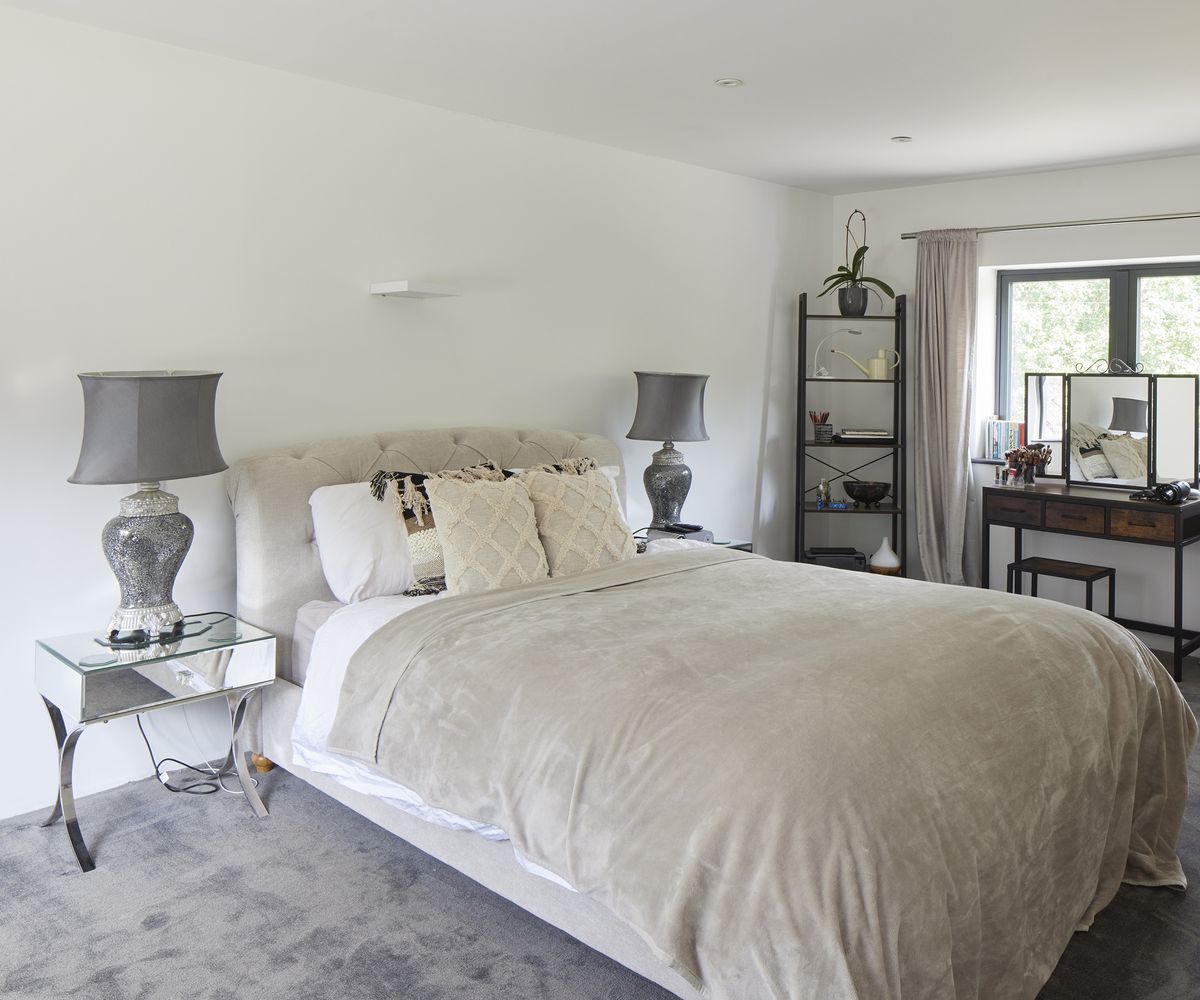 Grey bedroom ideas with plush grey carpet and lampshades