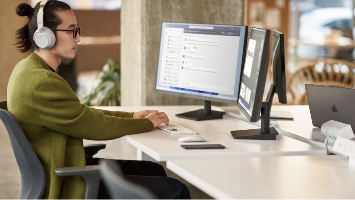 A sales person sat at a desk while using Microsoft&amp;#039;s Viva Sales platform